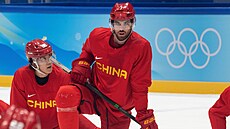 Obránce ínské reprezentace Jake Chelios.