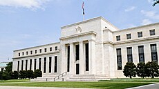 Jiní prelí budovy americké centrální banky ve Washingtonu (18. ervna 2011)