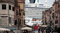 Jedna z vlajkových lodí společnosti Crystal Cruises doslova v ulicích italských...