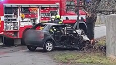 Po nárazu do stromu uhořeli v autě tři lidé
