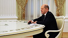 Ruský prezident Vladimir Putin nyní mluvil s nmeckým kancléem Olafem Scholzem telefonicky, snímek pochází ze starího osobního setkání v Moskv v únoru 2021. (15. února 2021)