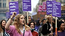 Francouzky protestují proti sexuálnímu obtování. (21. listopadu 2021)
