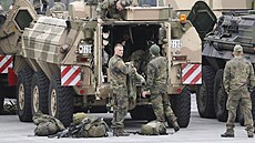 Nmetí vojáci se pipravují na své nasazení v Litv v kasárnách ve vojenském...