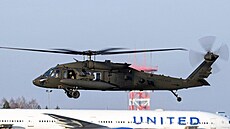 Vrtulník UH-60M Blackhawk americké armády p�istává na leti�ti Rzeszow-Jasionka...