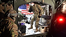 První vozy amerického vojenského konvoje, který míí pes esko na cviení na...