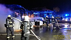 Po�ár zaparkovaných autobus� v Plzni (16. února 2022) Autor: HZS