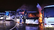 Po�ár zaparkovaných autobus� v Plzni (16. února 2022) Autor: HZS