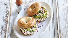 Bagel plnný avokádem a erstvým sýrem