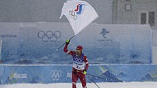 Sergej Usugov finiuje s vlajkou Ruského olympijského výboru.
