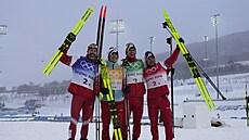 Radost ruských běžců na lyžích po vítězství ve štafetě.
