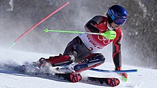 Henrik Kristoffersen bhem prvního kola olympijského slalomu v Pekingu.