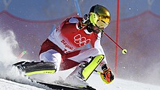 Rakuan Johannes Strolz bhem prvního kola olympijského slalomu v Pekingu.