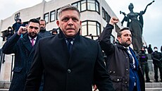 Předseda slovenské opoziční strany Směr-SD Robert Fico (uprostřed, 8. února...