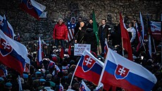 Pedseda slovenské opoziní strany Smr-SD Robert Fico vystoupil na demonstraci...