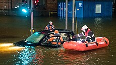 V Hamburku se zvedla hladina Labe a záchranái museli z auta osvobodit dva...