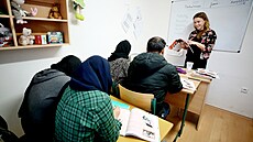 Afghán�tí tlumo�níci �eské armády se svými rodinami se v Brn� u�í �esky. Mu�i...