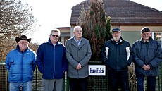 Pouto utu�ené spole�nou náro�nou �ichtou pod zemí dodnes cítí (zleva) Josef...