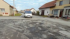 Je�t� hor�í je spojka mezi Zámrskem a Dob�íkovem, která p�ivede �idi�e k...