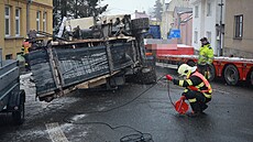 Hasii odstraují následky dopravní nehody v Jablonci nad Nisou, pi které z...