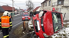 �idi�ka v Dlouhém Most� nezvládla zatá�ku a narazila do sloupu telefonního...