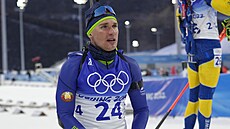 Bloruský závodník Anton Smolski vydechuje v cíli muského sprintu na 10 km...