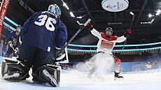 Japonka Akane Shigaová skóruje v hokejovém tvrtfinále proti Japonsku. (12....