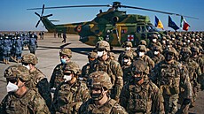Amerití vojáci ve východorumunské letecké základn Mihail Koglniceanu (11....