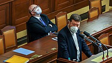 P�edseda hnutí SPD Tomio Okamura za �e�nickým pultíkem Poslanecké sn�movny. Za...