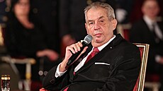 Prezident Milo Zeman pedává státní vyznamenání.