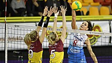 Nataliya Goncharová (vpravo) z Dynama Moskva a zleva Lucie Nová a Kate�ina...