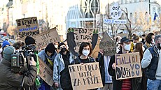 Pes sto lidí demonstrovalo v Praze proti urychlenému schválení smlouvy o tb...