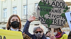Přes sto lidí demonstrovalo v Praze proti urychlenému schválení smlouvy o těžbě...