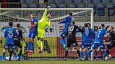 Plzeský branká Jindich Stank vyráí mí v ligovém utkání v eských...