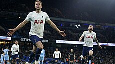Harry Kane z Tottenhamu slaví gól na Manchester City.