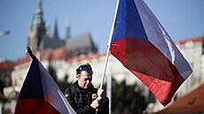 Na praském Klárov se seli lidé, aby protestovali kvli vládní novele...