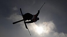 Novozélanan Nico Porteous bhem závodu v U-ramp na olympijských hrách v...