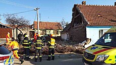 Na muže na Břeclavsku spadla zeď poškozeného domu, na místě zemřel. (14. 2....