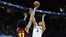 Keldon Johnson ze San Antonia pálí, blokuje ho Jarrett Allen z Clevelandu. .