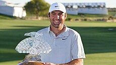 Scottie Scheffler s trofej pro vtze Phoenix Open.