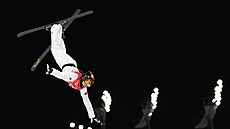 Akrobatická skokanka na lyích Sü Meng-tchao na olympijských hrách v Pekingu.