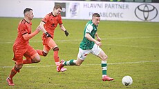 Tomá� Malínský v dresu Jablonce prchá obran� Mladé Boleslavi.