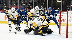 David Kämpf z Toronta bojuje p�ed brankou Pittsburghu s Dominikem Simonem.