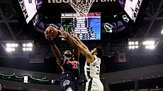 Hv�zdný souboj pod ko�em, zakon�uje Joel Embiid z Philadelphia 76ers brání ho...