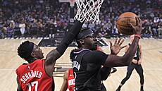 Reggie Jackson z Los Angeles Clippers zakonuje, brání ho Dennis Schröder z...