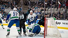 Tomá� Hertl (vpravo) a Logan Couture slaví gól San Jose v utkání proti...