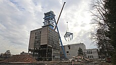 Pracovníci státního podniku Diamo demontují d�lní v� Dolu Sta�í� III u...