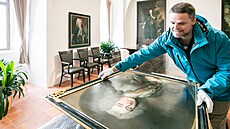 Kastelán Libor Švec ukazuje portrét Jana Michaela Šporka (10. 2. 2022).
