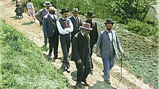 Rodin (vp�edu vlevo) jde k domu Jo�i Uprky, vedle n�j je Alfons Mucha, za nimi...