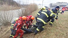 Hasi�i vytáhli bezvládného mu�e z rozvodn�né Be�vy ve Vsetín�.