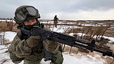Ru�tí vojáci cvi�í v B�lorusku obranu p�ed napadením